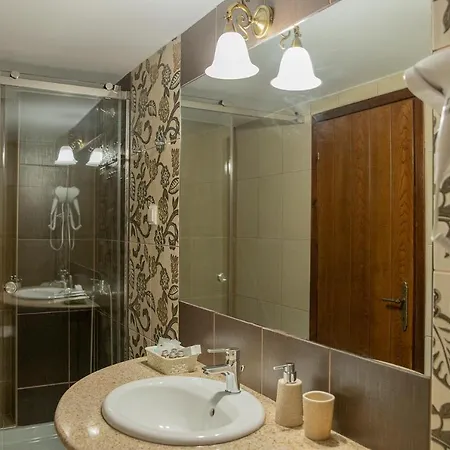 招待所 Ourania 帕莱斯潘蒂雷蒙